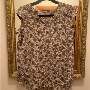 LOFT NWOT flattering print top with tiny flutter sleeve… Size M